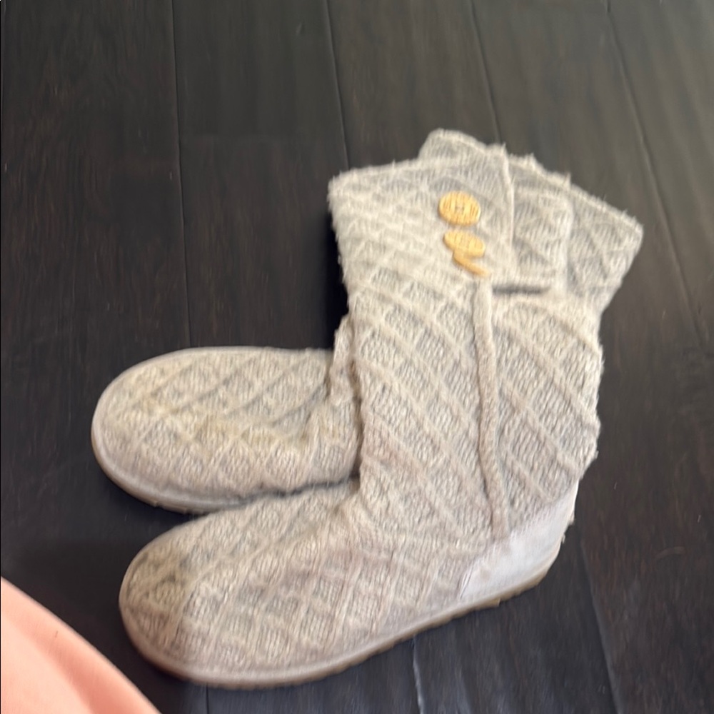 Uggs sweater boot 8 cream color nice but have been worn